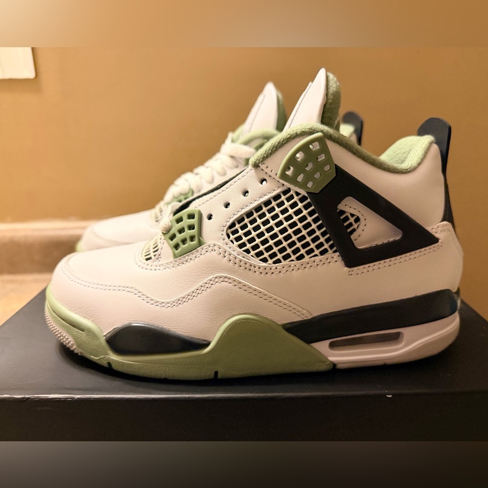 Woman’s / YOUTH Jordan 4 “Seafoam” new in OG box